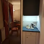 Logis Restaurant Le Dauphin Et Le Du Prieure Hotel