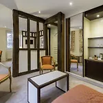 Hotel Logis Restaurant Le Dauphin Et Le Du Prieure