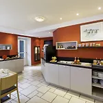 Logis Restaurant Le Dauphin Et Le Du Prieure