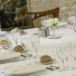 Logis Restaurant Le Dauphin Et Le Du Prieure فندق