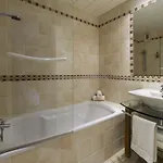 Logis Restaurant Le Dauphin Et Le Du Prieure 3*