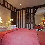 Hotel Logis Restaurant Le Dauphin Et Le Du Prieuré 3*