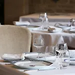 Hotel Logis Restaurant Le Dauphin Et Le Du Prieuré