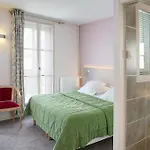 Hotel Logis Restaurant Le Dauphin Et Le Du Prieure