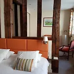 Hotel Logis Restaurant Le Dauphin Et Le Du Prieure 3*