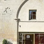 Logis Restaurant Le Dauphin Et Le Du Prieure فندق
