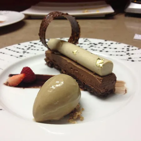Logis Restaurant Le Dauphin Et Le Du Prieure Caen