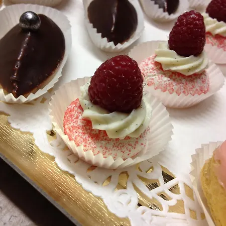 Restaurant Le Dauphin Et Le Du Prieuré