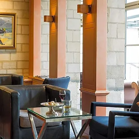 Hotel Restaurant Le Dauphin Et Le Du Prieuré 3*