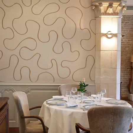 Logis Restaurant Le Dauphin Et Le Du Prieure فندق كان