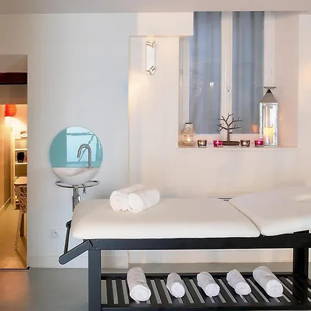 Logis Restaurant Le Dauphin Et Le Du Prieure 3*