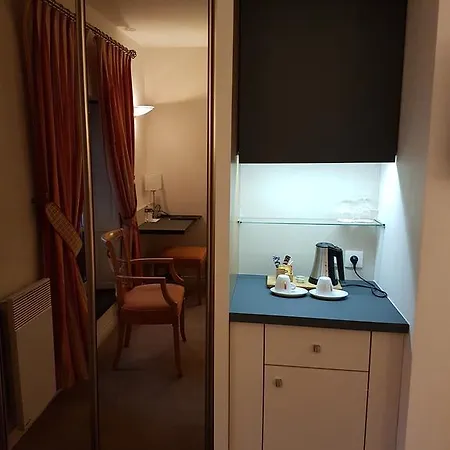 Restaurant Le Dauphin Et Le Du Prieuré Hotel