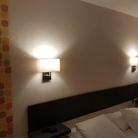 فندق Logis Restaurant Le Dauphin Et Le Du Prieure