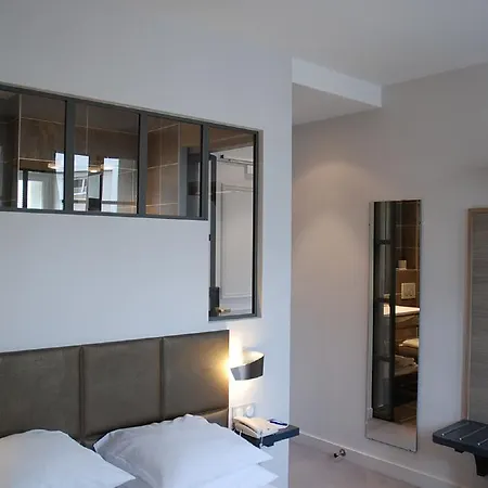 Logis Restaurant Le Dauphin Et Le Du Prieure מלון קאין