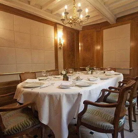 Logis Restaurant Le Dauphin Et Le Du Prieure فندق 3*