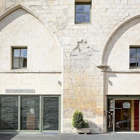 Hotel Logis Restaurant Le Dauphin Et Le Du Prieure 3*