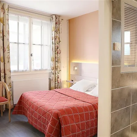 Logis Restaurant Le Dauphin Et Le Du Prieure فندق