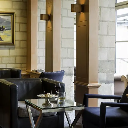Logis Restaurant Le Dauphin Et Le Du Prieure
