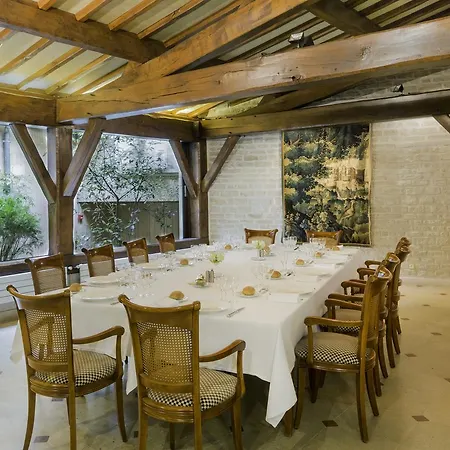 Logis Restaurant Le Dauphin Et Le Du Prieure מלון 3*