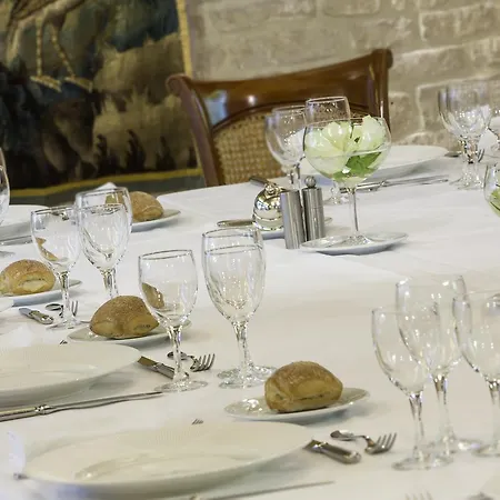 Logis Restaurant Le Dauphin Et Le Du Prieure מלון