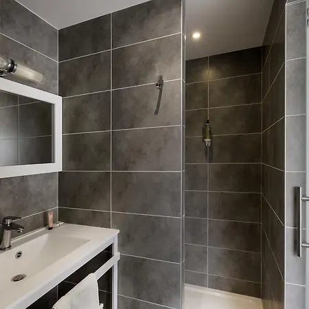 Logis Restaurant Le Dauphin Et Le Du Prieure 3*