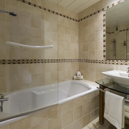 Logis Restaurant Le Dauphin Et Le Du Prieure 3*