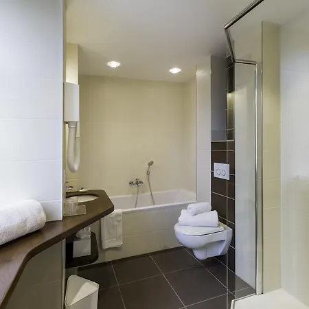 Logis Restaurant Le Dauphin Et Le Du Prieure 3*