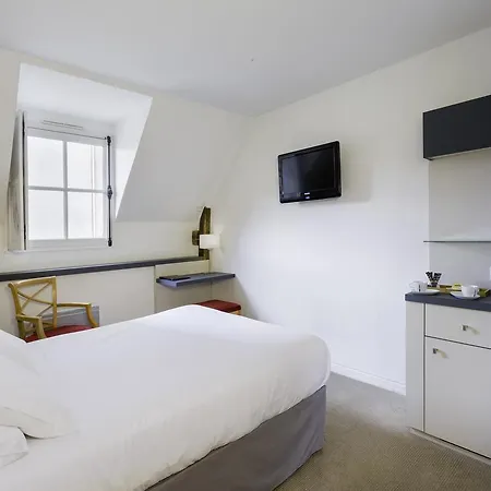 Logis Restaurant Le Dauphin Et Le Du Prieure فندق كان