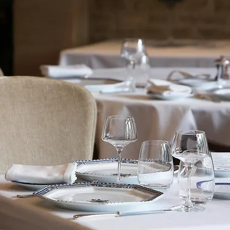 Hotel Restaurant Le Dauphin Et Le Du Prieuré