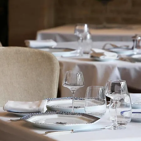 Hotel Restaurant Le Dauphin Et Le Du Prieuré