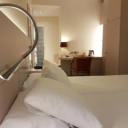 Logis Restaurant Le Dauphin Et Le Du Prieure 3* קאין