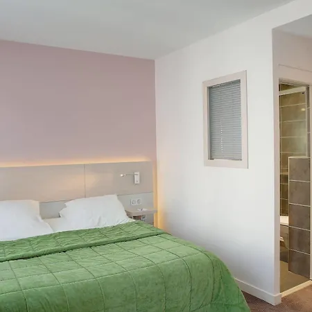 فندق Logis Restaurant Le Dauphin Et Le Du Prieure