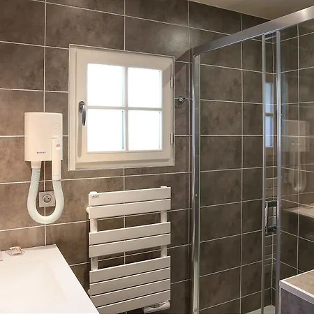 فندق Logis Restaurant Le Dauphin Et Le Du Prieure 3*