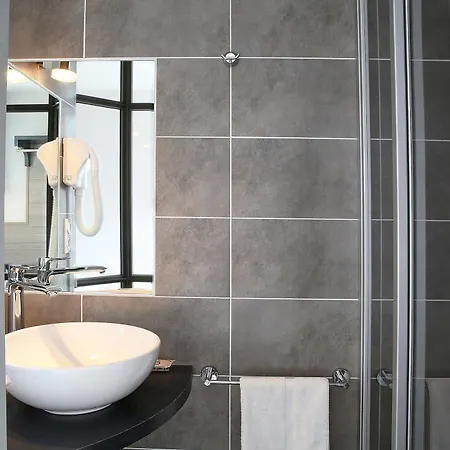 Logis Restaurant Le Dauphin Et Le Du Prieure فندق 3*