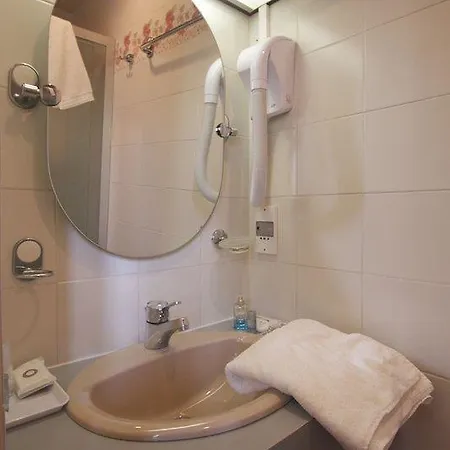 Logis Restaurant Le Dauphin Et Le Du Prieure فندق كان