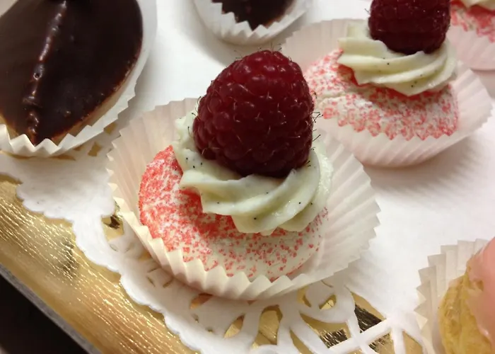 Logis Restaurant Le Dauphin Et Le Du Prieure