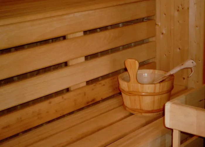 Logis Restaurant Le Dauphin Et Le Du Prieure Hotel 3*