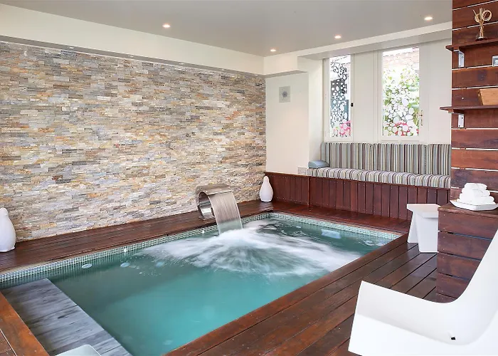 Hotel Restaurant Le Dauphin Et Le Du Prieuré Caen