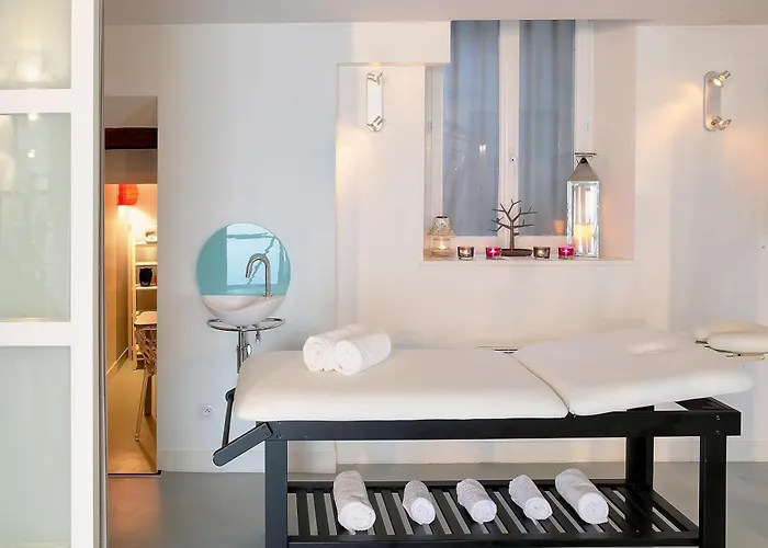 Restaurant Le Dauphin Et Le Du Prieuré 3*