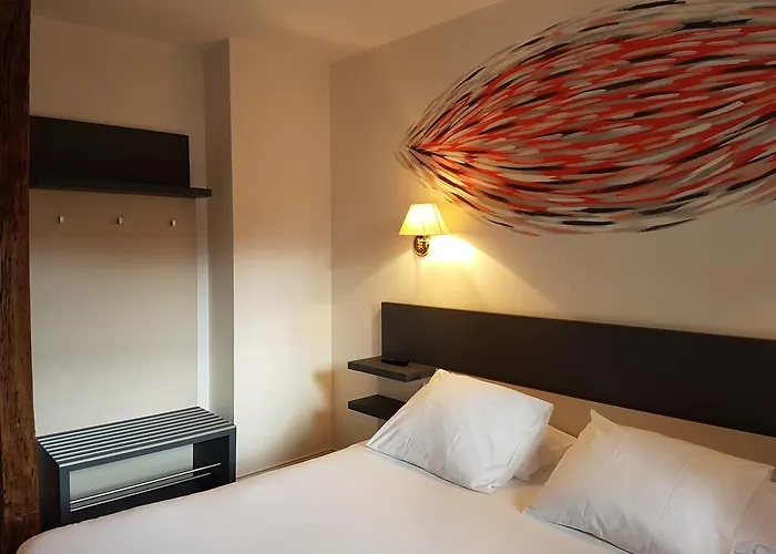 Restaurant Le Dauphin Et Le Du Prieuré