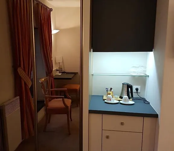 Logis Restaurant Le Dauphin Et Le Du Prieure Hotel