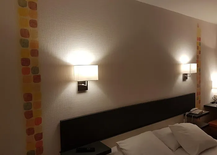 Hotel Restaurant Le Dauphin Et Le Du Prieuré