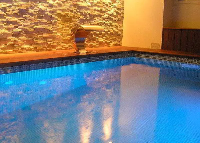 Hotel Logis Restaurant Le Dauphin Et Le Du Prieure 3*