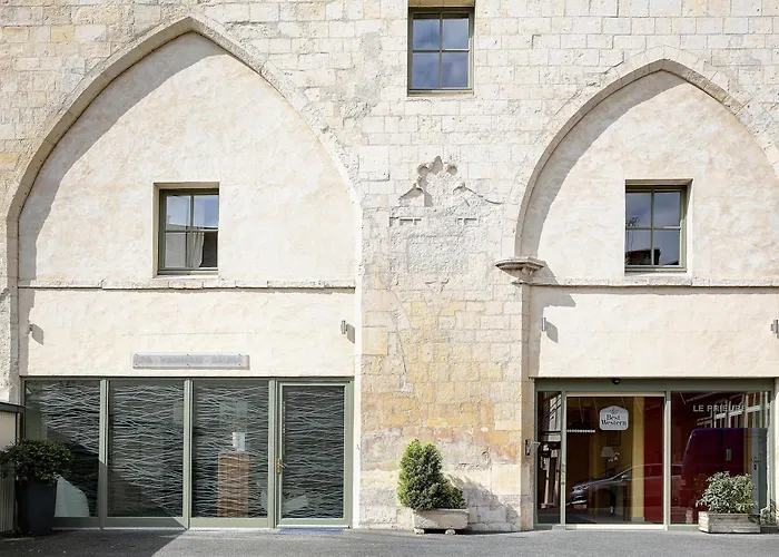 Hotel Restaurant Le Dauphin Et Le Du Prieuré 3*