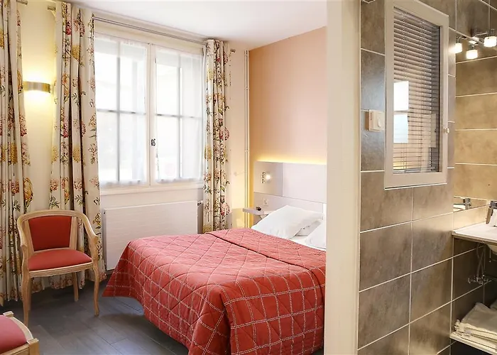 Logis Restaurant Le Dauphin Et Le Du Prieure Hotel