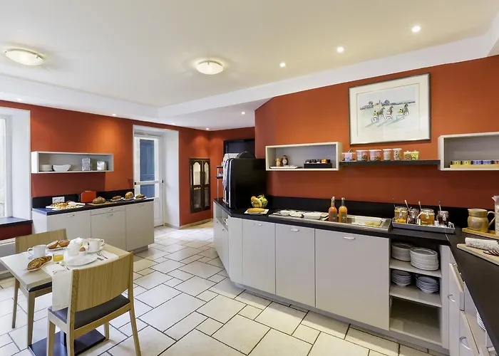 Logis Restaurant Le Dauphin Et Le Du Prieure