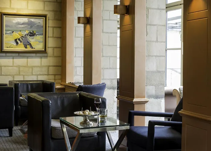 Restaurant Le Dauphin Et Le Du Prieuré