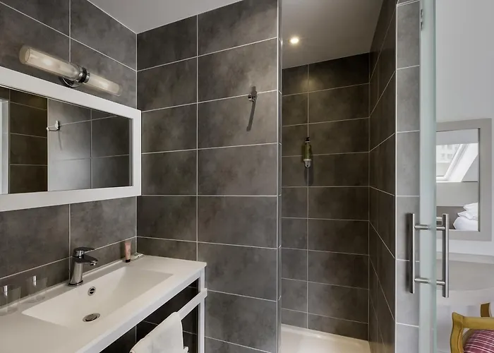 Restaurant Le Dauphin Et Le Du Prieuré 3*