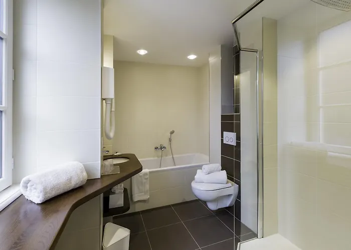 Restaurant Le Dauphin Et Le Du Prieuré 3*