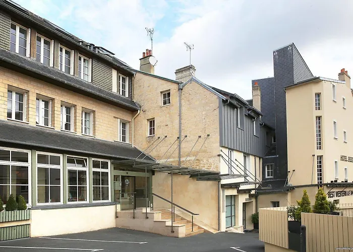 Logis Restaurant Le Dauphin Et Le Du Prieure 3*